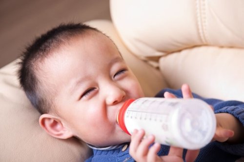 Jangan Melungsurkan Botol Dot Kakak untuk Adik, Dokter Jelaskan