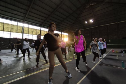 1. Lakukan pemanasan terlebih dahulu, 2. Pilih pakaian yang nyaman, 3. Tetap bergerak meski gerakan salah, 4. Gunakan tenaga penuh di setiap gerakan, 4 Tips Ikut Kelas Zumba Pertama untuk Pemula, Jangan Lupa Pemanasan!