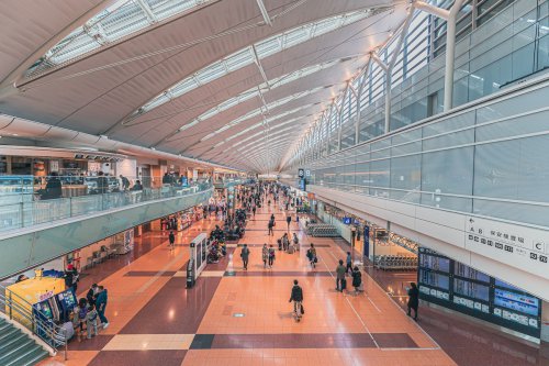 Topan Jangmi, Japan Airlines, All Nippon Airways, Singapore Airlines, Garuda Indonesia, Imbas Topan Jangmi di Jepang, Bandara Haneda dan Naha Sempat Ditutup