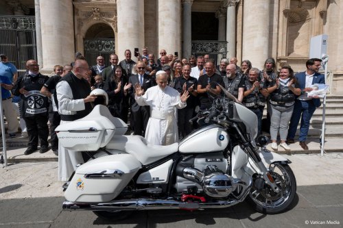 BMW R 18 Transcontinental Ditandatangani Paus Leo XIV, akan Dilelang