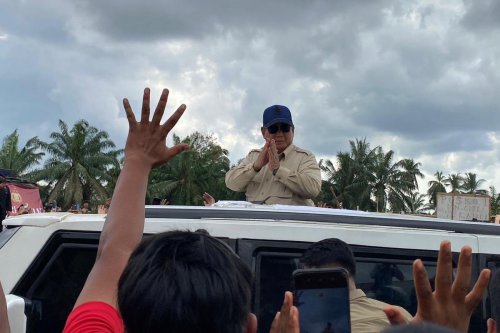 Prabowo Minta Pindad Mendesain Mobil Presiden yang Lebih Terbuka