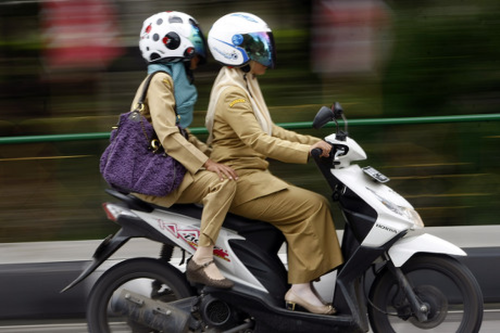 perempuan berhijab, keamanan berkendara, perlindungan helm, tips safety riding, Rekomendasi Helm untuk Pengendara Perempuan Berhijab