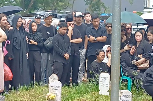 Tangis Reza Arap di Pemakaman Lula Lahfah: Kenapa Semua Orang Engga Mau Dengerin Gue?