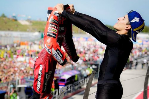 Barcelona, MotoGP, Marc Marquez, lionel messi, sirkuit misano, motogp 2025, Bernabeu, MotoGP San Marino 2025, Marquez Tiru Selebrasi Ikonik Messi Jemur Baju