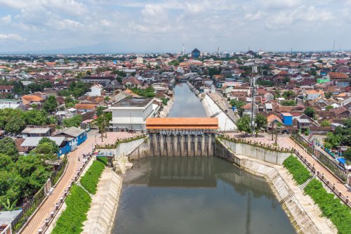 SBY Melukis Bengawan Solo di Kawasan Pintu Air Demangan yang Bersejarah