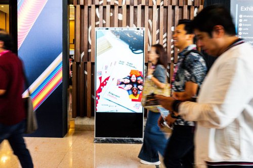 Penerapan layar interaktif di IDMC 2026, Mengenal digital signage dan IFP, Alasan konferensi mulai beralih ke layar interaktif, Dukung format konferensi hibrida, Tren digitalisasi industri event, Digitalisasi "Event", Ajang IDMC 2026 di ICE BSD Gunakan Layar Interaktif 4K dari Fortu Digital
