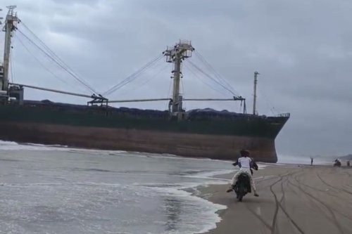 kapal kargo, KM Tresnawati, terdampar, Pandeglang, Kapal kargo, jawa barat, Warga Kaget Ada Kapal Mirip Titanic Terdampar di Pantai Pandeglang