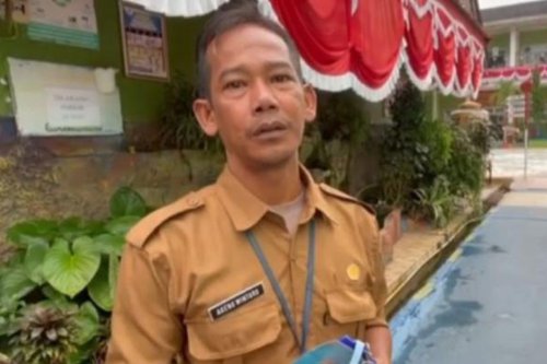 Tangis Haru Kepsek dan Satpam SMPN 1 Prabumulih, Terima Motor Listrik dan Kembali Bekerja
