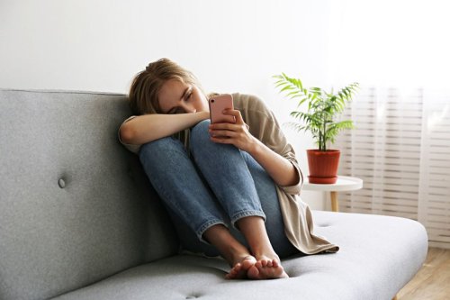 Ramai-ramai tapi tetap merasa sendiri, Menarik diri di tengah keramaian, Generasi Z lebih sering merasakannya, Belajar mengenali dan memperbaiki, Mengapa Banyak Orang Merasa Kesepian di Era Digital? Psikiater Ungkap Penyebabnya