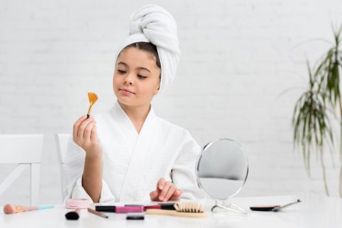 Apa itu cosmeticorexia?, Mengapa skincare begitu populer di kalangan anak?, Apa risiko penggunaan skincare berlebihan pada anak?, Dampaknya tidak hanya pada kulit, Anak Perempuan Kini Terobsesi Skincare, Ahli Peringatkan Fenomena "Cosmeticorexia"