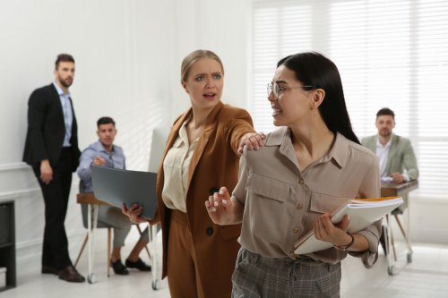 Top 7+ Kebiasaan yang Membuat Seseorang Kurang Disukai di Kantor