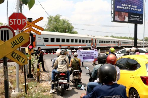 Kecelakaan Taksi Listrik Bekasi: Pentingnya Disiplin di Pelintasan KA