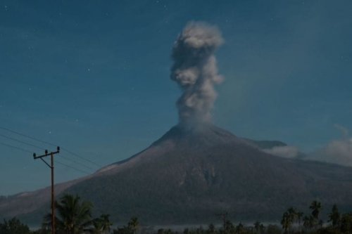 Gunung Lewotobi Laki-laki Erupsi Lagi, Warga Diimbau Gunakan Masker