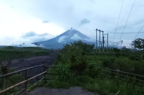 Gunung Semeru Erupsi 23 Kali dalam Enam Jam