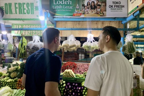 [BERITA FOTO] Juara MasterChef Australia Belanja di Pasar Santa Jaksel