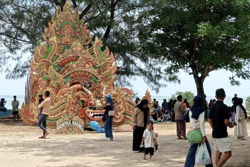 Dihibur Musik Tongtong, 1.000 Tiket Ludes Terjual di Pantai Talang Siring Pamekasan