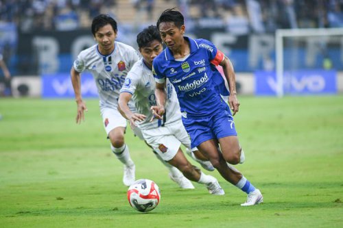 BERITA FOTO Persib Hattrick Juara, Angkat Piala di GBLA