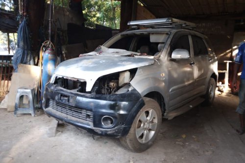 Mobil Banyak Penyok, Lebih Murah Perbaiki per Panel atau Siram Cat?