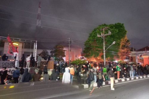 Dua Unit Mobil Terbakar dalam Aksi Massa Gabungan di Halaman Mapolda DIY