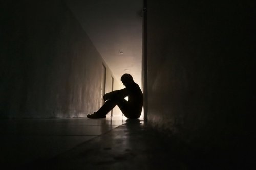 Cara pulih dari survivor guilt, Peran keluarga sangat penting, Kenapa rasa bersalah bisa muncul?, Survivor guilt bisa berkembang jadi PTSD, Psikolog Jelaskan Penyebab dan Cara Pulih dari Survivor Guilt