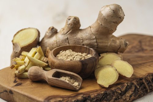Cara konsumsi jahe untuk meredakan batuk, 1. Kunyah irisan jahe segar, 2. Buat teh jahe, 3. Campur bubuk jahe ke dalam makanan, 4. Makan permen jahe, 5. Konsumsi suplemen jahe, Top 5+ Cara Konsumsi Jahe untuk Meredakan Batuk, Bisa Langsung Kunyah