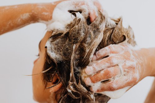 Sering Keramas Bisa Melunturkan Warna Rambut, Benarkah?