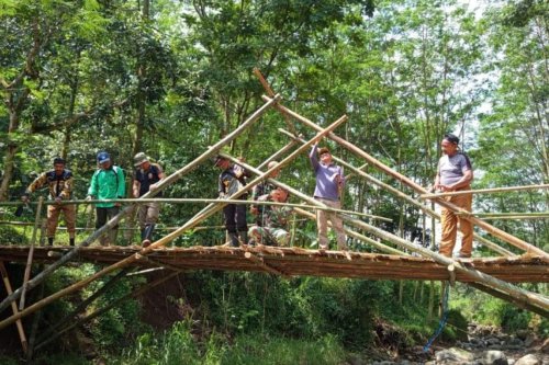 jembatan, jembatan darurat, Probolinggo, Air Terjun Madakaripura, Akses ke Wisata Madakaripura Sempat Putus, Kini Ada Jembatan Darurat buat Roda Dua