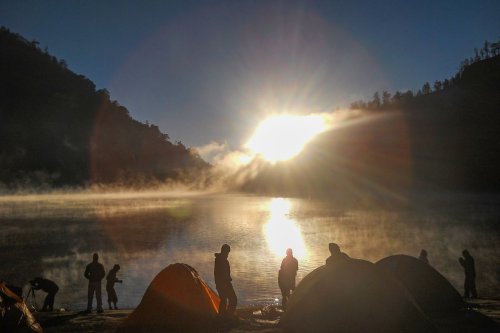 Mendaki Gunung Semeru Kini Bisa Tanpa Pemandu, Ini Syaratnya