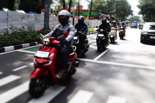 pengendara motor, mendahului dari kiri, motor, menyalip dari kiri, Jangan Menyalip dari Kiri Saat Tikungan, Risiko Kecelakaannya Tinggi