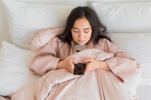 Top 5+ Tips Simpan HP Saat Tidur, Hindari Bahaya Overheat