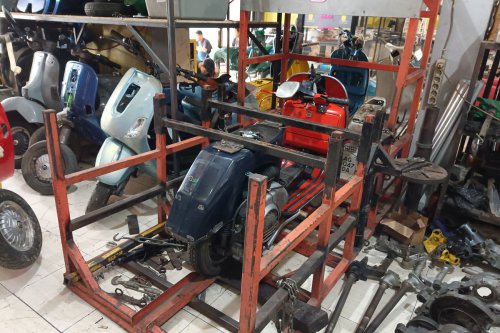 Vespa, bodi Vespa miring, Vespa tua, motor, vespa klasik, vespa tua, Bodi Vespa miring, Kebiasaan Buruk Pengendara Vespa Tua yang Bikin Bodi Cepat Miring