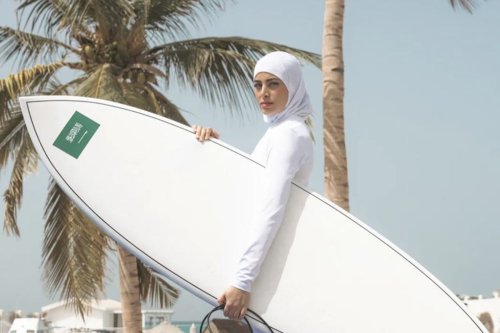 Profil Lamar Mufti, Peselancar Berhijab Arab Saudi di Panggung Dunia