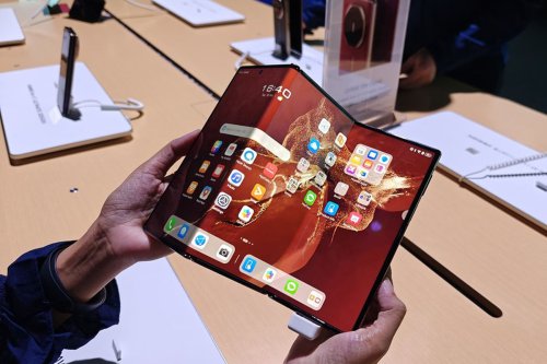 Huawei Pastikan Ponsel Lipat Tiga Mate XT Ultimate Rilis di Indonesia