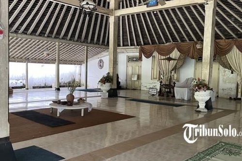 Abdi Dalem Gelar Doa untuk Pakubuwono XIII di Pesanggrahan Langenharjo, Peninggalan Sejarah PB IX