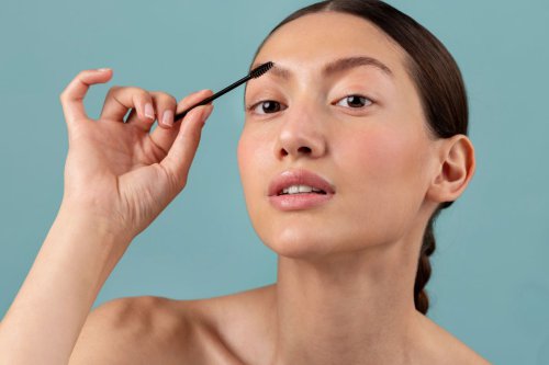 Tips Menumbuhkan Alis Tebal, Perawatan Alami hingga Makeup Profesional