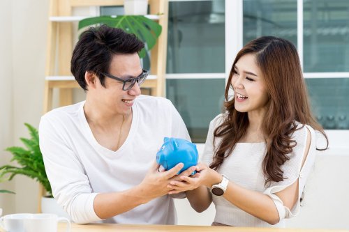 Menyiapkan Tabungan untuk  Menikah dengan Gaji UMR, Realistis atau Mustahil?