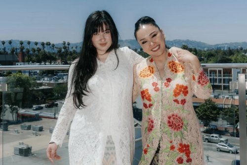 Titi DJ Tampil Anggun Berkebaya di Pernikahan Stephanie Poetri di Los Angeles