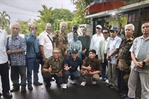 Usai Jadi Saksi Sidang, Teman Seangkatan di UGM Sambangi Jokowi di Solo
