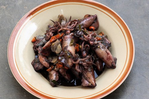 Masak Cumi Hitam Empuk, Ini Cara Hilangkan Bau Amis