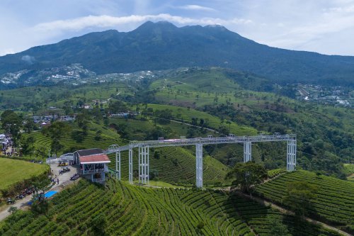 Wisata Akhir Tahun, Sensasi Mendebarkan di Jembatan Kaca Kemuning Sky Hills