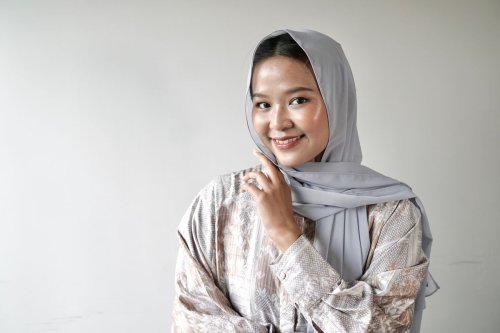 1. Atasi minyak dengan blotting paper dan tisu, 2. Aplikasikan bedak tipis-tipis, 3. Gunakan setting spray untuk "mengunci", 4. Siapkan touch up kit yang ringkas, 5. Pilih bedak yang tepat, Top 5+ Cara Touch Up Makeup yang Benar agar Segar Saat Idul Adha 2025