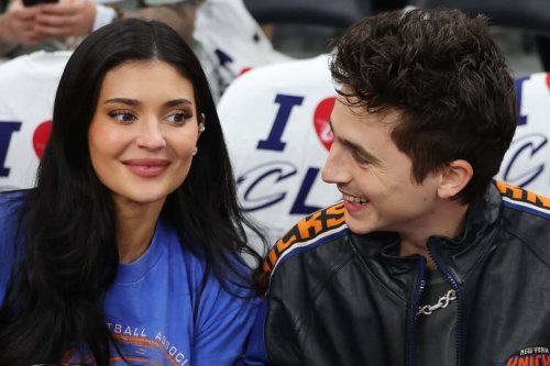 Timoth&eacute;e Chalamet Pakai Kalung 3.500 Berlian saat Kencan dengan Kylie Jenner
