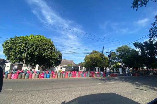 Warga Banda Aceh "Menjerit" Gas Langka dan Harga Melambung: Antrean Padat, Tak Sanggup Lagi