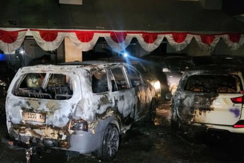 Semarang, aksi massa, Polda Jawa Tengah, kantor gubernur Jawa Tengah, Kronologi Pembakaran Sejumlah Mobil di Kantor Gubernur Jateng, 10 Orang Diamankan