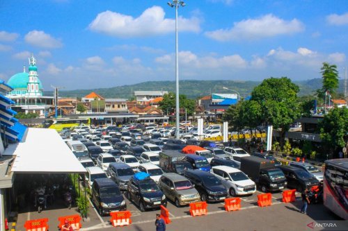 Arus Balik H+7 Lebaran, Pemudik Padati Penyeberangan Ketapang-Gilimanuk