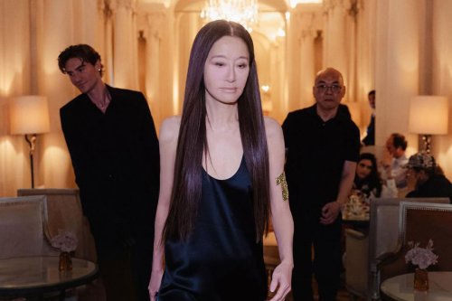 Gaya Vera Wang Rayakan Ulang Tahun ke-76 Pakai Gaun Hitam Backless