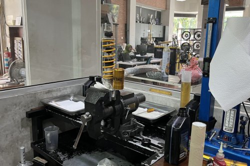 sepeda motor, sokbreker, suspensi, motor, Ohlins, Suspensi, ohlins, sokbreker belakang, suspensi motor, Cek Sokbreker Motor Rusak Bisa dengan Mata dan Telinga, Begini Caranya