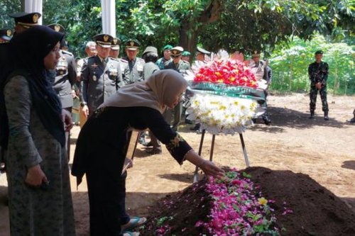 Rencana Menikah Pupus, Dea Peluk Foto Kekasihnya Kopda Amin yang Gugur di Papua Barat