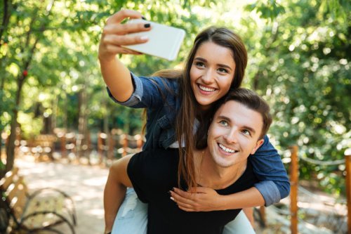 Selfie, kamera depan, mirror, efek cermin, Kamera selfie, Merasa Wajah Terlihat &ldquo;Aneh&rdquo; saat Selfie di HP? Ada Penjelasannya