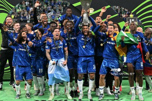 Mantan Bintang Chelsea Oscar Dibawa ke Rumah Sakit